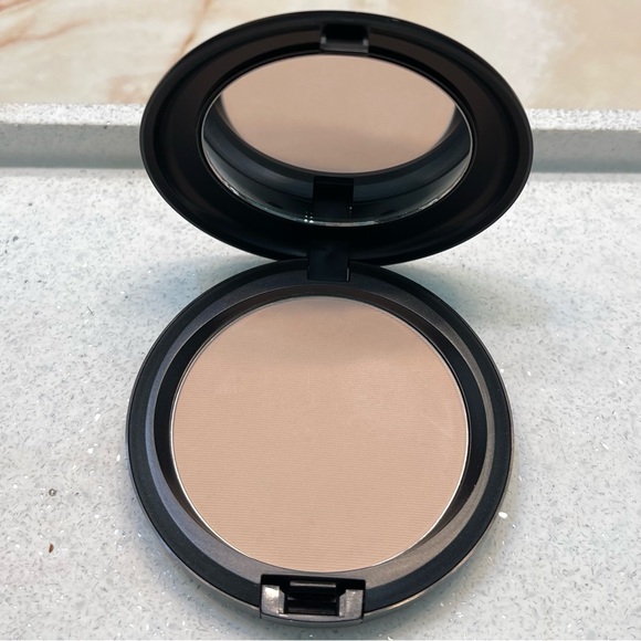 MAC ~ ‘MEDIUM’ Blot Powder Compact with Mirror ~ Full Size 12 g ~ NIB - Picture 7 of 16